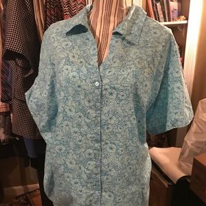 4X blue flower button down top
